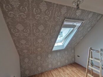 Tapezieren und Malerarbeiten eines Schlafzimmers in einer Neubauwohnung in Berlin Schöneberg.